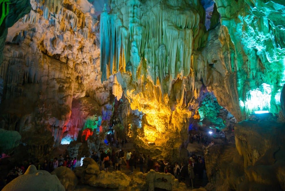 TienKung Cave bij Halong Bay, Vietnam