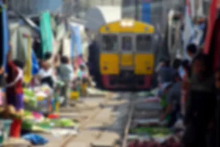 VIDEO: trein rijdt door Thaise markt