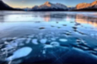 Het bevroren Abraham Lake in Canada