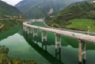 China's nieuwste snelweg is gebouwd over het water