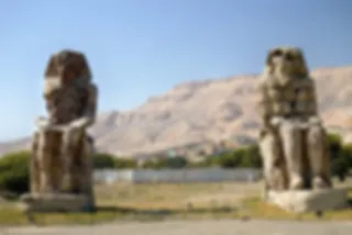 Egypte onthult twee grote gerestaureerde farao standbeelden