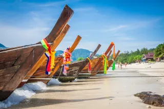 Longtail bootjes op het strand bij Koh Phi Phi
