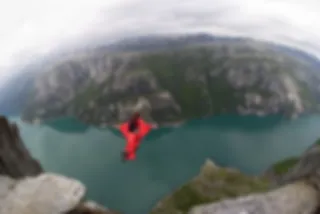 VIDEO: Een krankzinnige wingsuit vlucht door een kleine opening tussen rotsformaties