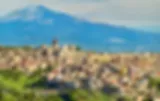 Uitzicht op Militello in Val di Catania met Etna op de achtergrond