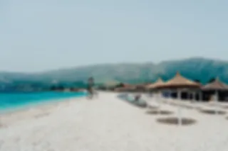 Strand aan de kust van Albanië