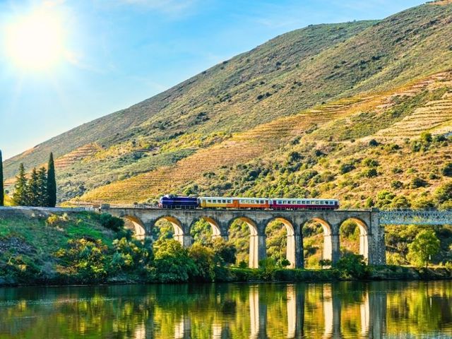 Treinreis tussen stad en wijngaard