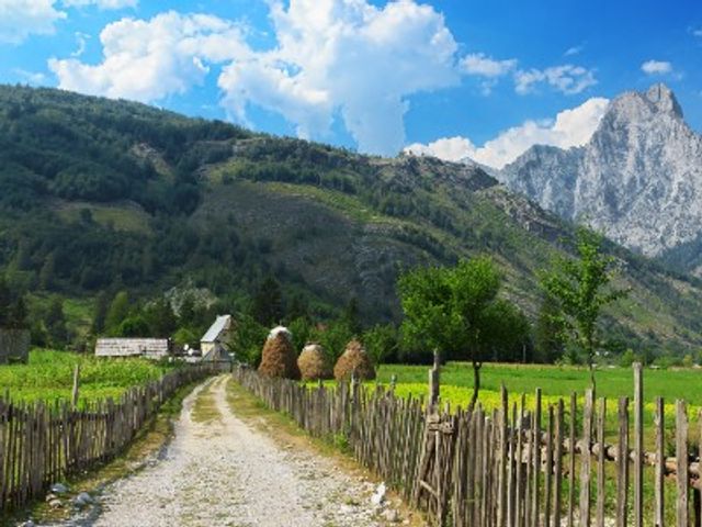 Single reis Albanië: Cultuur en strand; Besneeuwde bergtoppen en zonnige stranden