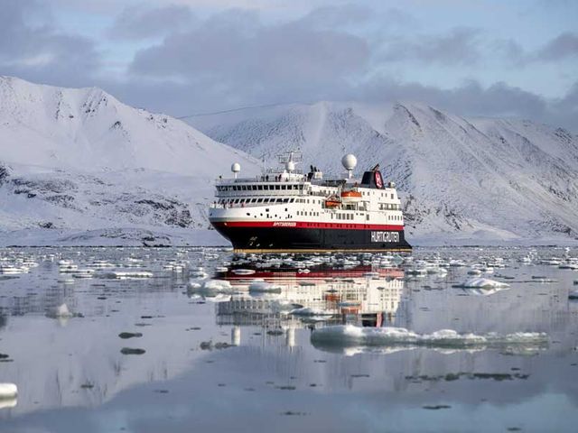 Hurtigruten Expeditie Spitsbergen | Onder de Middernachtzon